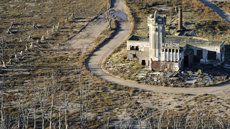 Villa Epecuen, Argentina: Đây từng là thành phố du lịch nổi tiếng, nằm bên bờ Lado Epecuén, một hồ nước có khả năng chữa bệnh. Vào thập niên 1970, khoảng 5.000 người sống ở Villa Epecuen. Tuy nhiên, một cơn bão làm đập vỡ và nước mặn dâng cao 9 m, nhấn chìm thành phố suốt nhiều năm. Nước rút dần từ năm 2009 và giờ du khách có thể thấy những công trình đổ nát trên bề mặt. Ảnh: Theweatherchannel.