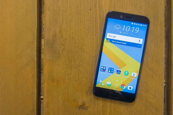 HTC 10 Evo được phát triển dựa trên những ưu điểm của mẫu smartphone cao cấp HTC 10, máy có thiết kế giống hệt với thiết kế kim loại nguyên khối sang trọng, các đường phay vát khoẻ khoắn tuy nhiên sẽ không có giắc âm thanh 3.5mm. 