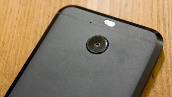 Smartphone của HTC có camera chính 16 MP với khả năng chống rung quang học, lấy nét pha, ổn định hình ảnh quang học OIS, f/2.0, đèn flash LED kép và có camera trước 8 MP đủ tốt để chụp ảnh selfie.