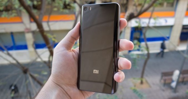 Phiên bản 5,99 triệu của Xiaomi Mi 5 đi kèm bộ vi xử lý Snapdragon 820 lõi tứ tốc độ xung nhịp 1.8GHz, RAM 3GB và bộ nhớ trong 64GB. Thiết bị có camera sau 16MP (cảm biến Sony IMX298) với đèn flash kép, hỗ trợ lấy nét theo pha, công nghệ xử lý hình ảnh Spectra, ổn định hình ảnh 4 trục, quay phim 4K và camera trước 4MP với điểm ảnh kích cỡ lớn tới 2 micron.