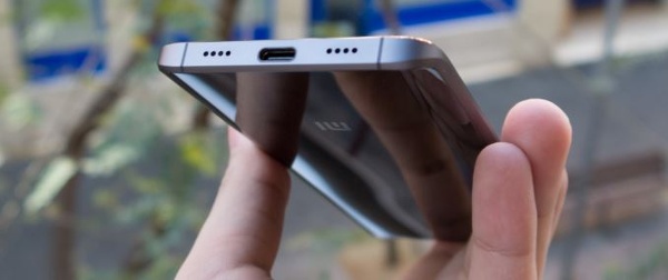 Xiaomi Mi 5 sử dụng cổng USB Type-C, hỗ trợ LTE cat 12 (tốc độ tải lên tới 600 Mbps), pin 3.000mAh tích hợp công nghệ sạc nhanh Quick Charge 3.0 với khả năng sạc 5 phút đủ pin gọi điện trong 2,5 giờ.