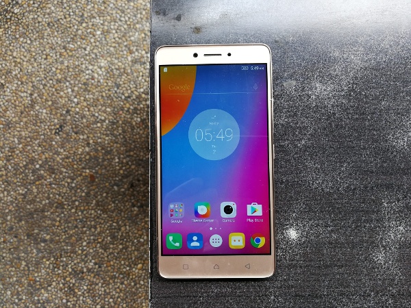 Lenovo Vibe K6 Note là mẫu smartphone tập trung vào giải trí dành cho giới trẻ và dân văn phòng với màn hình Full HD, âm thanh Dolby Atmos và pin trâu 4.000mAh. Máy có thiết kế phổ thông với kiểu kim loại nguyên khối, với dải viền ăng-ten ở hai đầu lưng máy và bo cong ở các cạnh viền giúp người dùng cầm nắm dễ dàng hơn. 