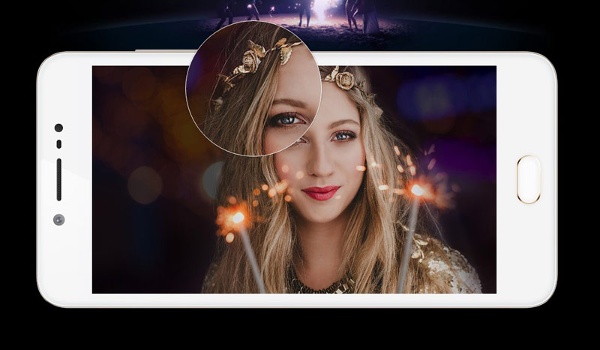 Ngoài điểm nhấn selfie, Vivo V5 có các thông số kỹ thuật khá khiêm tốn với chip xử lý MediaTek MT6750, RAM 4 GB, bộ nhớ trong 32 GB có thể mở rộng bằng thẻ nhớ, màn hình IPS kích thước 5,5 inch độ phân giải HD được bảo vệ bằng kính cường lực Corning Gorilla Glass và camera sau độ phân giải 13 MP hỗ trợ lấy nét theo pha. 