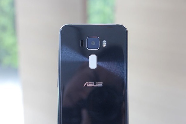 Asus ZenFone 3 đi kèm camera chính độ phân giải 16 MP, khẩu f/2.0 và camera 
