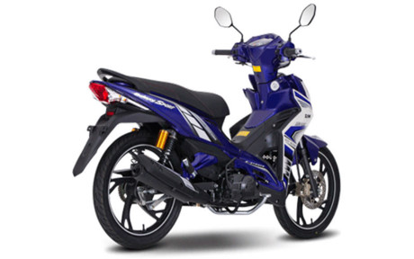 Galaxy 110 là sản phẩm ngoài sức mong đợi kể từ ngày ra mắt. Với kiểu dáng thể thao góc cạnh mạnh mẽ, động cơ 4 thì xi-lanh đơn, dung tích 108cc, hộp số tròn 4 cấp, công suất cực đại 7,5 mã lực và mô men xoắn cực đại 7,2 Nm. Chiếc xe đã và đang được nhiều người Việt Nam tin dùng kể từ thời điểm 2013 đến nay. (Ảnh: SYM)