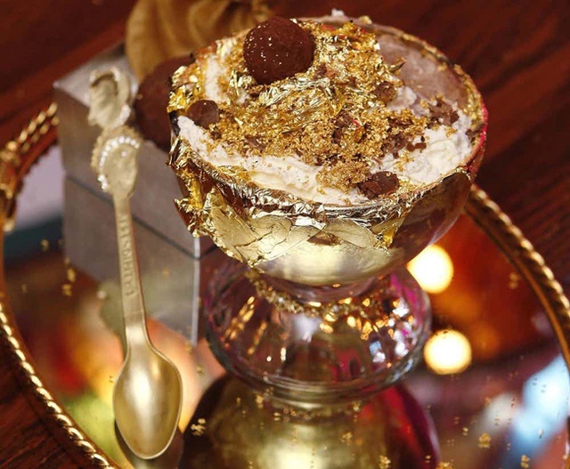 Frrrozen Haute Chocolate đã được sách kỷ lục Guinness công nhận là món tráng miệng đắt nhất thế giới. Món ăn này do nhà hàng Serendipity 3 đến từ New York làm ra từ 28 loại hạt cacao đắt nhất thế giới cùng 3 lớp vàng 23 Karat phủ từ trong ra ngoài. Chiếc thìa để ăn món tráng miệng xa xỉ này dĩ nhiên cũng được làm bằng vàng thì mới cân xứng về giá trị. Sở dĩ được gọi là món tráng miệng đắt nhất thế giới vì giá cho một cốc chocolate là 25000 USD (khoảng 568 triệu VNĐ).