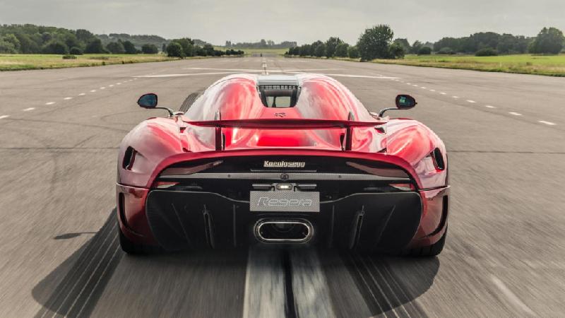 Koenigsegg Regera - 1.479 mã lực: Đây là siêu xe không hộp số duy nhất thế giới. Ngoài hai thông tin ấn tượng đó, thời gian tăng tốc 0-400 km/h của xe còn chưa tới 20 giây - điều mà chưa có mẫu siêu xe nào làm được tính đến ngày nay.