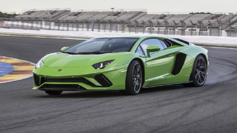 Lamborghini Aventador S - 740 mã lực: Tăng 40 mã lực so với phiên bản trước, Aventador S lọt danh sách các mẫu xe thương mại có công suất lớn nhất thế giới ở thời điểm hiện tại. Aventador S LP740-4 hiện là mẫu đầu tiên của Lamborghini trang bị hệ thống lái hiệu chỉnh 4 bánh. Ngoài 3 chế độ lái Strada, Sport và Corsa như truyền thống, hãng siêu xe Italy bổ sung chế độ EGO mới.