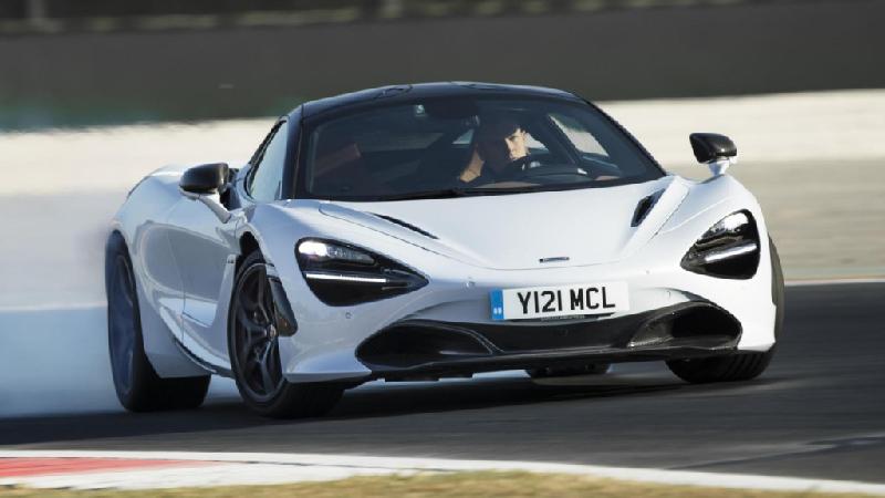 McLaren 720S - 710 mã lực: Đây là lần đầu tiên McLaren thay thế hoàn toàn một mẫu xe - chiếc 650S bằng một sản phẩm hoàn toàn mới. Giải thích về điều này, hãng xe Anh Quốc cho biết 91% bộ phận của 720S là hoàn toàn mới.