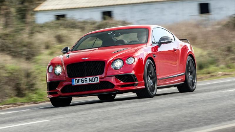 Cái tên cuối cùng trong danh sách là Bentley Continental GT Supersports - 700 mã lực. Trên thực tế, con số 700 mã lực không phải là quá lớn trong làng siêu xe. Nhưng với mẫu xe siêu sang của Bentley thì đây lại là bước tiến đáng ghi nhận. Bởi khi sự xa hoa của thiết kế nội/ngoại thất có thể gắn liền với sức mạnh thì những tín đồ 4 bánh ít có lý do để phàn nàn.