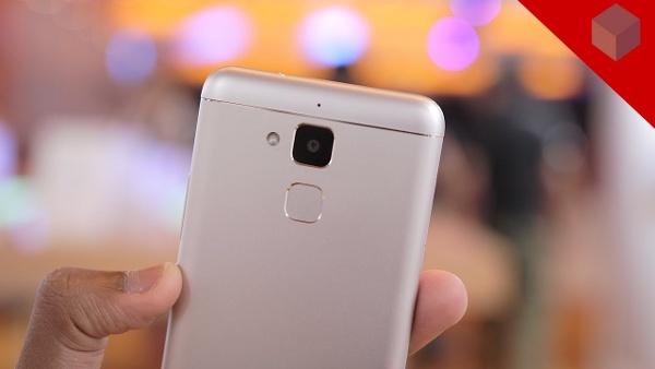 Hướng tới nhu cầu tầm trung, Zenfone 3 Max 5.5 ZC553KL được trang bị xử lý Snapdragon 430 tám lõi, đồ họa Adreno 505, RAM 3GB, bộ nhớ trong 32GB (hỗ trợ khe cắm thẻ nhớ mở rộng qua khe cắm thẻ lai), camera chính 16 MP, hỗ trợ lấy nét laser và chống rung điện tử còn camera trước có độ phân giải 8 MP..