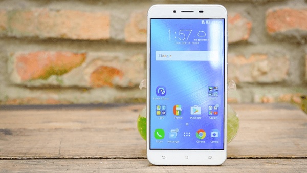 Asus Zenfone 3 Max 5.0 là bản thu nhỏ của Zenfone 3 Max 5.5 nhưng vẫn giữ nguyên thiết kế, màn hình được thu nhỏ và độ phân giải giảm xuống còn 5.0 inch với độ phân giải HD HD (1.280 x 720 pixel). Tuy nhiên chỉ được trang bị vi xử lý MediaTek 6735 bốn nhân nhưng RAM và bộ nhớ trong thì tương đương Zenfone 3 Max 5.5 ZC553KL. 