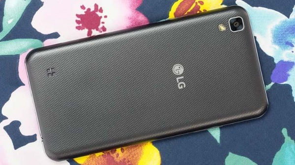 Có mức giá thấp nhất trong danh sách, LG X Power (3,49 triệu đồng) sở hữu lớp vỏ bằng nhựa nhưng không phải loại vỏ nhựa bóng trơn tay, thay vào đó phần mặt lưng có hoa văn sần bám tay, ít dính mồ hôi và vết bẩn.