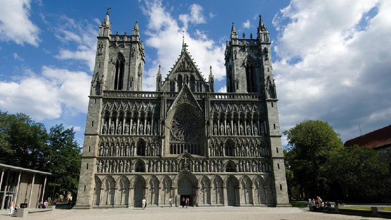 Nhà thờ Nidaros tại thành phố Trondheim (Na Uy) là một trong những nhà thờ lâu đời nhất tại đây. Nhà thờ được xây dựng vào năm 1070 với kiến trúc Gothic kết hợp với Roman và từng trải qua nhiều biến cố lịch sử cũng như các cuộc trùng tu. Ảnh: Terje Rakke.