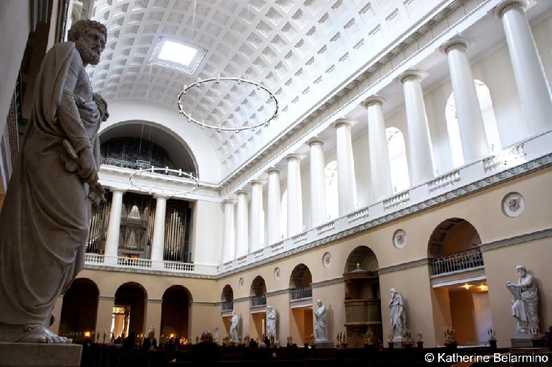Nhà thờ Đức Bà tại thủ đô Copenhagen (Đan Mạch), hay “Vor Frue Kirke” (tiếng Đan Mạch) là nhờ thờ chính tòa của Copenhagen, được xây dựng theo phong cách tân cổ điển. Ảnh: Katherine Belarmio.