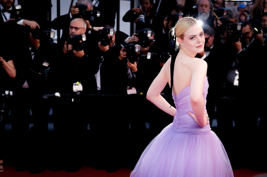 “Nàng công chúa tóc vàng của Hollywood” Elle Fanning từng chia sẻ về trải nghiệm được làm việc với nữ đạo diễn tài hoa Sofia Coppola : “Được tiếp tục làm việc với Sofia thêm một lần nữa là lí do để tôi muốn trở thành một phần của Những Kẻ Khát Tình. Phụ nữ đóng vai trò chủ đạo trong câu chuyện này, cho dù bối cảnh của câu chuyện là thời kỳ nội chiến ở Mỹ.”
