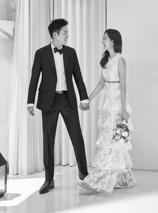Ảnh cưới của Sung Yuri được tiết lộ  Sung Yuri ra mắt năm 1998 với vai trò ca sĩ của nhóm nhạc huyền thoại Fin.K.L cùng với các thành viên Lee Hyori, Ock Joo Hyun, Lee Jin. Đến năm 2002, sau khi nhóm nhạc tan rã, Sung Yuri đã chuyển hướng sang sự nghiệp diễn xuất. Những tác phẩm nổi tiếng giúp người đẹp ghi dấu ấn trong lòng khán giả phải kể tới Love of Thousands Years, One Fine Day, Snow Queen,...  Tác phẩm mới nhất trong sự nghiệp của Sung Yuri là bộ phim Monster của đài MBC năm vừa qua. 