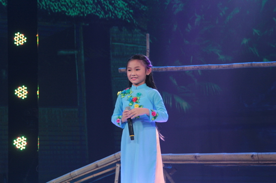 Nghi Đình hát “như cá gặp nước” với ca khúc Dân ca miền Nam  Nếu như trong đêm thi Thể Hiện, Nghi Đình đã khiến giám khảo Quang Linh cầm khăn lau nước mắt khi thể hiện một ca khúc buồn “não lòng” thì ở vòng Dân ca 3 miền, cô bé tiếp tục lấy nước mắt khán giả với ca khúc Thương con cá rô đồng, một bài hát về tình gia đình.