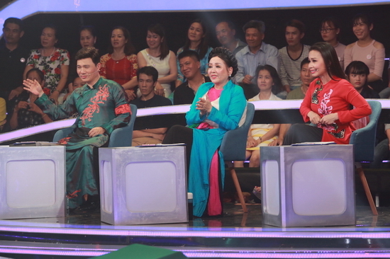 Mặt khác, NSND Thu Hiền chia sẻ cô rất có cảm tình khi Nghi Đình có cả giọng hát truyền cảm và cả ngoại hình xinh xắn.Đồng tình với ý kiến của Cẩm Ly, Quang Linh khẳng định giọng hát của cô bé thu hút người nghe đến nổi quên đi cả diễn viên hoạt cảnh, đó là điều không phải ca sĩ chuyên nghiệp nào cũng làm được.