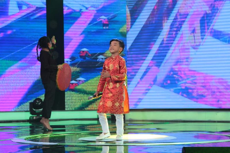 “Đàm Vĩnh Hưng nhí” hát Dân ca khiến Cẩm Ly, Quang Linh “hết hồn”  Mở màn là tiết mục của “Cậu bé hát Rock” Minh Chiến – thí sinh đã từng lấy nước mắt của khán giả khi hát về miền Trung lũ lụt ở vòng Thể hiện. Trong tập này, giọng hát nhí sẽ mang đến “làn gió mới” cho chương trình với ca khúc Lối về xóm nhỏ,mang âm hưởng Dân ca Nam bộ. Cậu bé nhỏ nhắn mặc áo dài cách tân nhún nhảy điêu luyện theo điệu nhạc khiến cả Ban giám khảo hưởng ứng theo. Với màn biểu diễn siêu dễ thương của Minh Chiến, MC Ốc Thanh Vân phấn khích ví von thí sinh như một “anh chàng bị thu bé”. Giám khảoQuang Linh cũng đồng tình và cho rằng cậu bé giống “Ông hoàng nhạc Việt” Đàm Vĩnh Hưng với phong cách biểu diễn rất sành điệu và chững chạc.