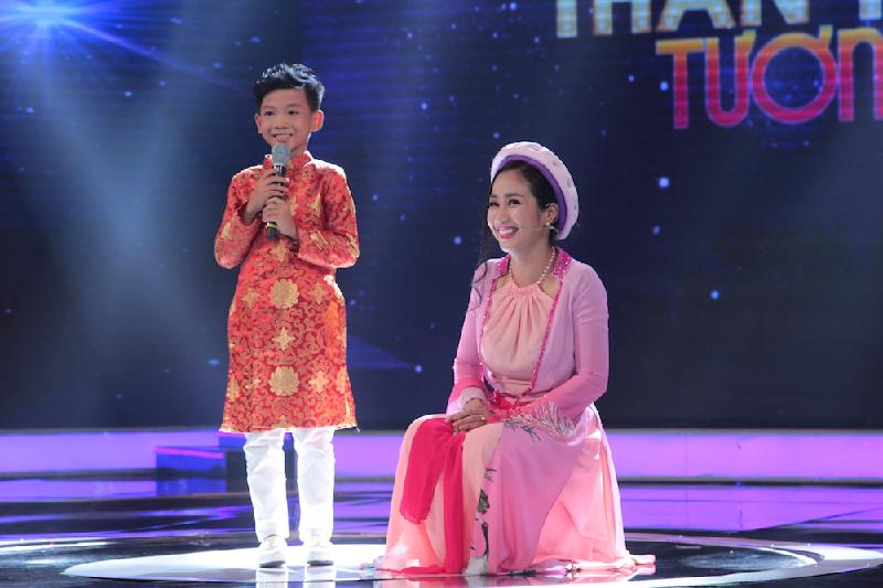 NSND Thu Hiền tỏ vẻ hài lòng với phần thi của thí sinh khi cậu bé vẫn giữ vững được phong độ của mình, biểu diễn tươi vui. Cô cho rằng với một ca khúc không quá đậm màu Dân ca, Minh Chiến đã thu hút được sự chú ý của mọi người là điều không hề dễ dàng.Cẩm Ly đánh giá thí sinh là một giọng hát nhí nhưng rất biết cách làm chủ làn hơi của mình, xử lí bài hát rất chuyên nghiệp và nhận định Minh Chiến “không phải dạng vừa đâu”.
