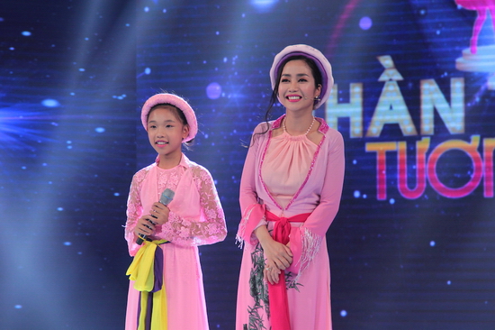 Với phong cách biểu diễn tự nhiên, Thùy Dung khiến giám khảo Quang Linh liên tục nở nụ cười và múa theo thí sinh nhí suốt tiết mục. Nam giám khảo chia sẻ rằng anh rất bất ngờ khi thí sinh miền Nam lại hát rất mượt mà ca khúc đặc trưng miền Bắc. Anh đánh giá cao khả năng cảm âm của cô bé, thí sinh đã hát rất chính xácnhững đoạn chuyển âm khó. NSND Thu Hiền thể hiện sự hài lòng với khả năng hát và biểu diễn nhạc miền Bắc chuẩn xác của thí sinh mặc dù cô bé là người miền Nam.