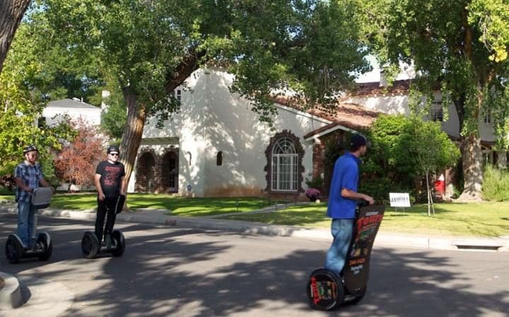 Segway – phát minh tồi tệ: Segway PT (viết tắt của Segway Personal Transporter - Xe cá nhân Segway), thường được gọi tắt là Segway là một phương tiện giao thông cá nhân có hai bánh, hoạt động trên cơ chế tự cân bằng do Dean Kamen phát minh. Với thiết kế nhỏ gọn (trọng lượng từ 47,7 đến 54,4 kg), được trang bị động cơ điện với 5 con quay hồi chuyển cực nhỏ và 2 gia tốc kế nhằm giúp kiểm soát tốc độ, xe có thể nhận biết được sự thay đổi của địa vật và vị trí đứng của người điều khiển. Tuy nhiên, tạp chí Time đã bình chọn đây là 1 trong 50 phát minh tồi tệ nhất trong lịch sử, thậm chí ở nhiều nước người ta còn cấm loại xe này lưu hành trên đường phố vì không an toàn.