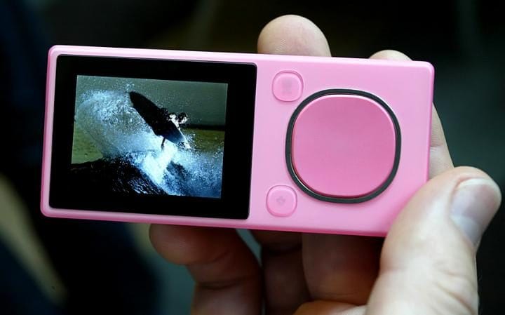Zune Media Player – bắt chước nhưng không thành công : Năm 2006, sản phẩm máy nghe nhạc iPod của Apple đã bán ra với một số lượng lớn và Microsoft cũng muốn được như vậy. Tuy nhiên, Zune là sự bắt đầu của một loạt các thất bại mà nhà sản xuất đã vấp phải trong thiết kế. Chiếc máy nghe nhạc này là một đề nghị thực sự thú vị, với chất lượng xây dựng tuyệt vời và một giao diện đẹp nhưng nó là một cơn ác mộng để sử dụng khi kết nối với một máy tính, nó rất tốn kém và cuối cùng nó không đi kèm với bộ nhớ đủ lớn. 