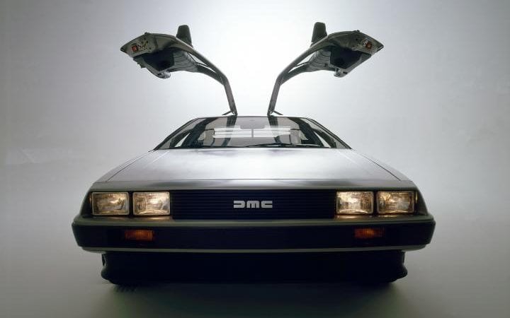 DeLorean - siêu xe đình đám gục ngã: Chiếc DMC-12 của DeLorean thực sự không đủ nhanh để có thể gọi là siêu xe, tuy nhiên ông ấy đã cố gắng để có mẫu xe quyến rũ, đáng mong ước nhất của riêng mình. Nhưng công ty Bắc Ireland không lâu sau đó phá sản, mẫu xe cũng không còn được duy trì. 