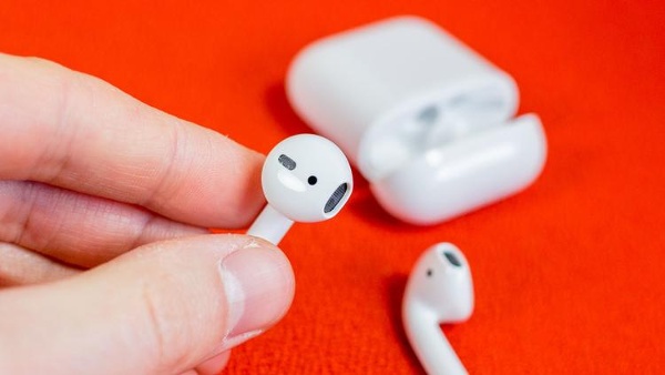 Điện thoại mới của HTC cũng được trang bị tai nghe mới, bao gồm chức năng chống ồn chủ động sử dụng cổng kết nối USB-C. Ngoài ra còn có cảm biến gắn trong tai nghe có thể cảm nhận được hình dạng tai của người đeo tai và điều chỉnh âm thanh để có được trải nghiệm tối ưu.