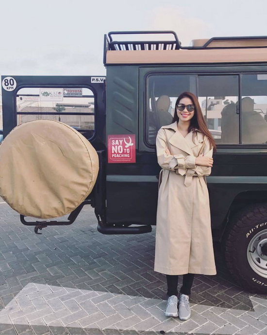 Hai người đẹp vẫn giữ được tâm trạng thoải mái sau một chuyến đi dài và hào hứng chụp hình ngay với xe chuyên dụng và thông điệp không săn bắn các loài động vật hoang dã. 
