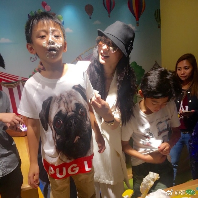 Trương Bá Chi bên hai cậu con trai