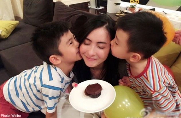 Hiện tại cả Quintus và Lucas đều sống với mẹ ở Singapore. Trương Bá Chi tiết lộ hai cậu nhóc bộc lộ nhiều năng khiếu về nghệ thuật, Tạ Đình Phong cũng thường xuyên gọi điện về nhà trò chuyện với con trai