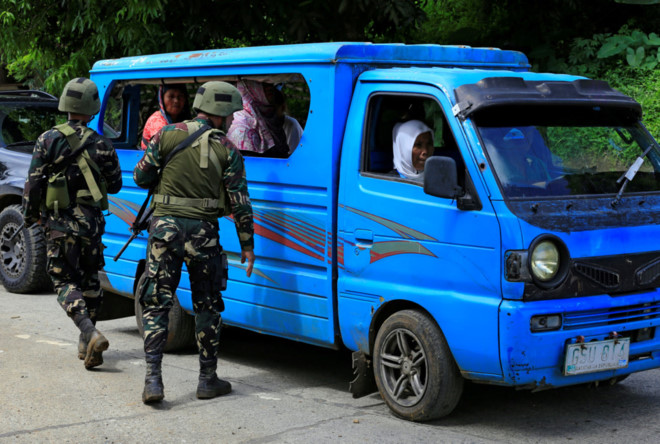 Philippines: Giao tranh IS dữ dội, dân giương cờ trắng