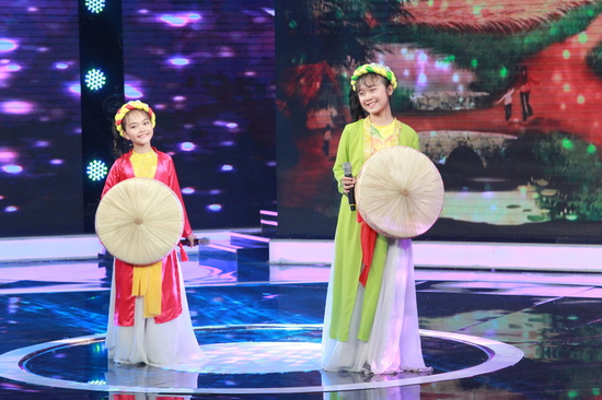 Quỳnh Như đối - Linh Phương: Đối thủ nặng ký trong Thần tượng tương lai  Sự kết hợp giữa hai đối thủ “nặng kí” Quỳnh Như và Linh Phương trong đêm thi Song Đấu đã “gây bão” trong Thần Tượng Tương Lai. Qua giọng hát trong trẻo, mượt mà, hai thí sinh nhí đã cùng vẽ nên một bức tranh đồng quê tươi đẹp, yên bình với ca khúc Về quê. 