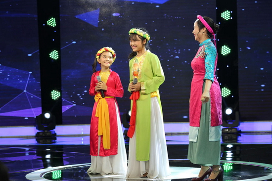 Về Linh Phương, Quang Linh cho biết anh cảm thấy “rụng rời tay chân” khi nghe cô bé cất tiếng hát. Nam ca sĩ còn nhại lại đoạn hát nốt trầm của Linh Phương làm cả khán phòng cười nghiêng ngả. Tuy đã trình diễn ca khúc Về quê từ cách đây hơn hai mươi năm nhưng nam ca sĩ tự nhận hát không có hồn và “chất” như hai thí sinh nhí. Kết quả, Ban giám khảo đã trao tấm vé bước tiếp cho cả hai thi sính nhí tài năng.