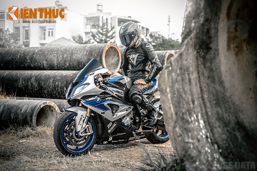 Được biết, chiếc siêu môtô BMW HP4 này thuộc sỏ hữu của một biker tại TP HCM. Nó được phát triển dựa trên nguyên mẫu của dòng S1000RR đã và đang rất thành công. Trên HP4, BMW vẫn giữ thiết kế không đối xứng truyền thống như trên các dòng môtô thể thao khác của mình.