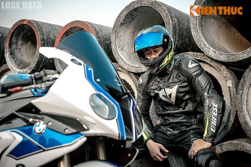 Để có được điều này, BMW đã quyết sử dụng vật liệu cao cấp hơn và trọng lượng nhẹ hơn để sản xuất một số chi tiết. Hệ thống ống xả làm từ titanium đến từ hãng pô nổi tiếng Akrapovic giúp cắt giảm 4,5 kg, bộ mâm 17