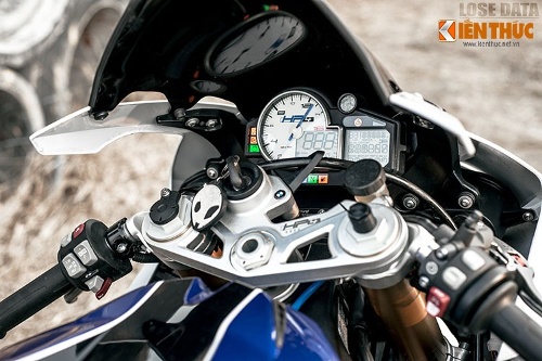 Trang bị an toàn cho HP4 là hệ thống phanh đĩa đôi đường kính 320 mm có dạng 4 piston phía trước và phanh đĩa đơn đường kính 220 mm, 2 piston cho phía sau. Hệ thống phanh đều có thương hiệu Brembo cao cấp, có tích hợp tính năng chống bó cứng phanh Race ABS