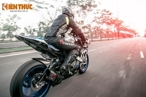 BMW HP4 là mẫu xe chỉ được sản xuất giới hạn trên toàn thế giới và đây được xem là chiếc siêu môtô duy nhất tại Việt Nam, với bản trang bị gói Standard, chiếc xe được trang bị thêm ghế sưởi. Mức giá của phiên bản này là từ 20.525 USD tại Mỹ, nhưng khi về đến thị trường Việt Nam nó được định giá gần 2 tỷ đồng.