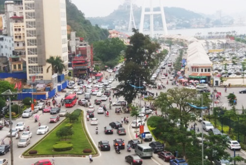 Trung tâm khu du lịch Bãi Cháy nườm nượp phương tiện