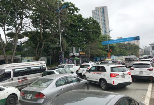 Ùn tắc giao thông diễn ra cả ngày