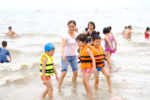 Các em nhỏ thích thú nô đùa cùng sóng nước