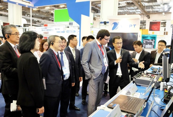 Sản phẩm, dịch vụ, giải pháp của VNPT Technology thu hút sự chú ý của đông đảo quan khách, chuyên gia và khách tham quan tại Communic Asia.