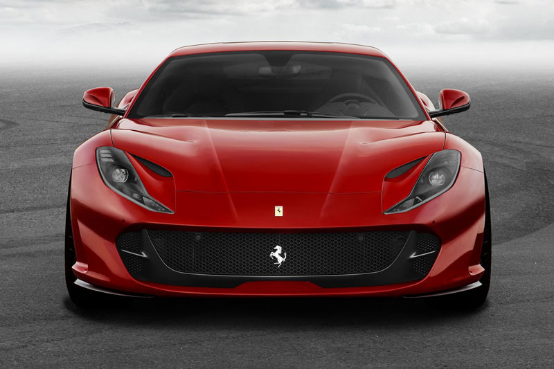Về thiết kế tổng thể, 812 Superfast có khá nhiều nét tương đồng với F12tdf. Điểm khác biệt dễ nhận thấy nhất là nó sử dụng lưới tản nhiệt và cụm đèn LED hoàn toàn mới. Bộ la-zăng có đường kính 20 inch.