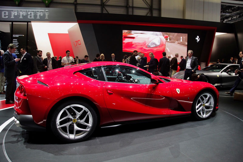 Không chỉ là siêu xe mạnh nhất, 812 Superfast còn là model đầu tiên được Ferrari trang bị hệ thống trợ lái điện. Hệ thống ổn định thân xe của 812 Superfast cũng được tinh chỉnh hơn so với các siêu xe trước đây nhằm tăng tính khí động học.