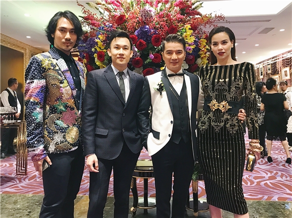 Đàm Vĩnh Hưng, Dương Triệu Vũ chụp hình với Hồ Ngọc Hà và Lê Quý Khánh  Mở đầu chương trình, một video clip được phát trên màn hình, trong đó có có một số lời chúc mừng từ người thân của Đàm Vĩnh Hưng và Dương Triệu Vũ. Mẹ của danh hài Hoài Linh cũng chính là mẹ ruột của Dương Triệu Vũ, nói qua clip do bận việc bà không thể về Việt Nam để chúc mừng cho hai con được, bà dặn dò Đàm Vĩnh Hưng nhớ chăm sóc bảo bọc Dương Triệu Vũ trong những lúc bà ở xa không chăm sóc con trai được.