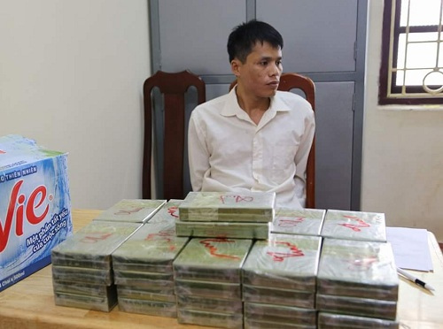 Tài xế &quot;xe điên&quot; giấu 15kg heroin dưới gầm ghế
