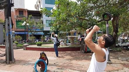 Người dân tò mò, thích thú dùng điện thoại chụp lại “vầng hào quang” lần đầu tiên được thấy trên bầu trời Huế.