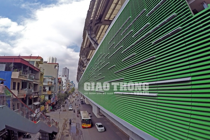 Dự án đường sắt đô thị Cát Linh - Hà Đông được khởi công tháng 10/2011, sử dụng vốn vay của Trung Quốc với tổng mức đầu trên 18.000 tỷ đồng. Tuyến đường dài gần 13 km, gồm 12 nhà ga đi toàn bộ trên cao.